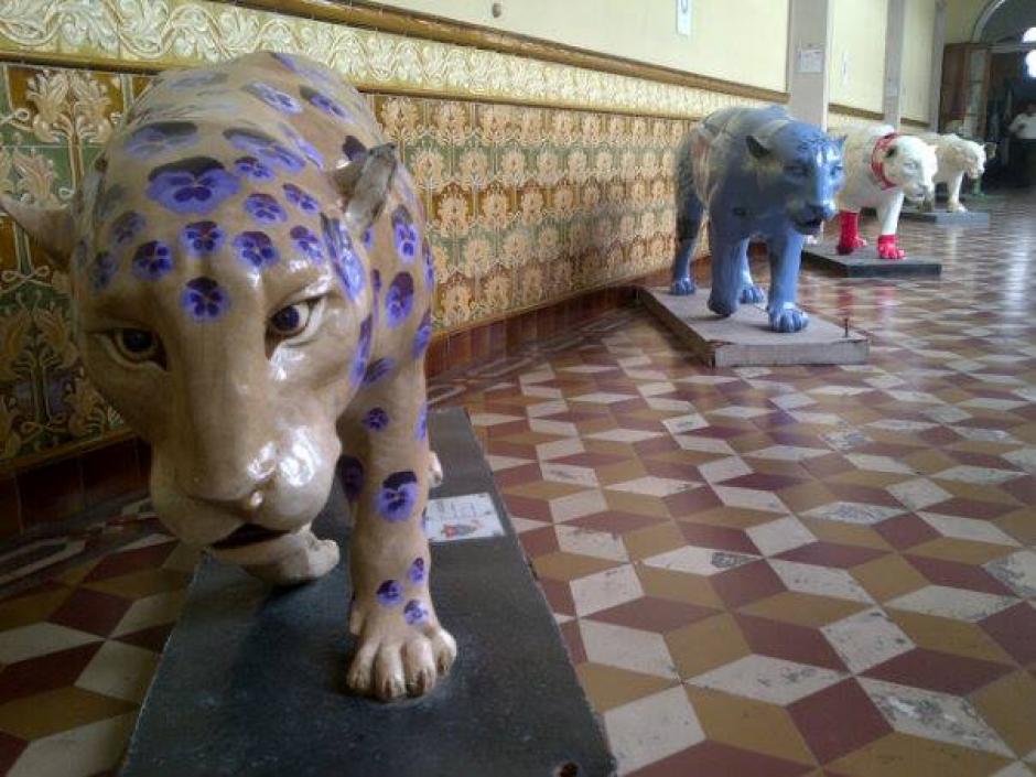 Las autoridades del Centro Hist&oacute;rico de la Municipalidad de Guatemala develaron hoy los seis jaguares que instalaron en el Paseo de la Sexta y Jocotenango. (Foto: Rolando Alvarado/Soy502) 