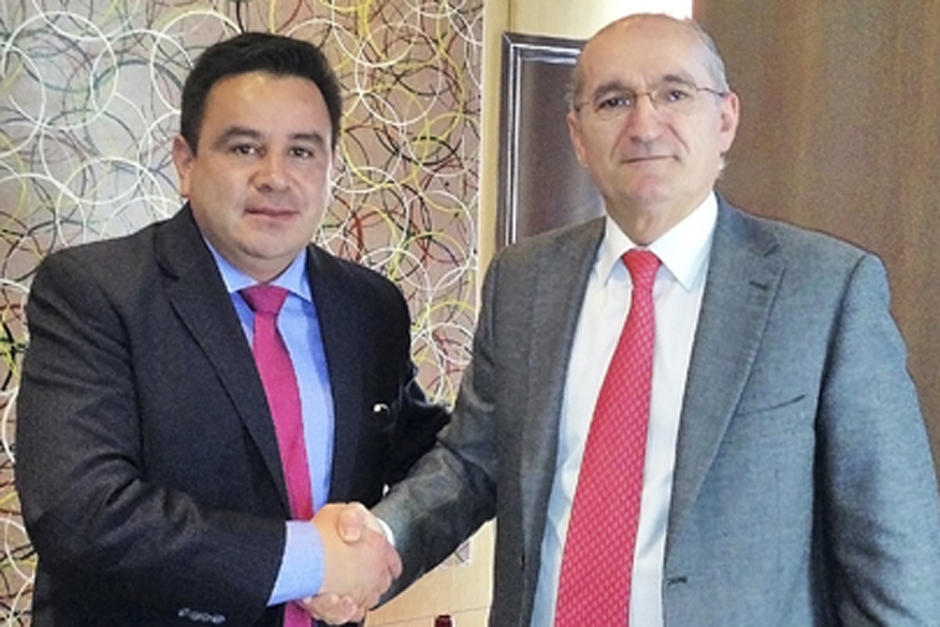 Jair Samayoa, izquierda, interventor de Aeronáutica Civil, es el piloto quien se hizo responsable de la políza del seguro de el helicóptero que fue inmovilizado por el Ministerio Público y vinculado a Roxana Baldetti y Juan Carlos Monzón. (Foto: Senasa)