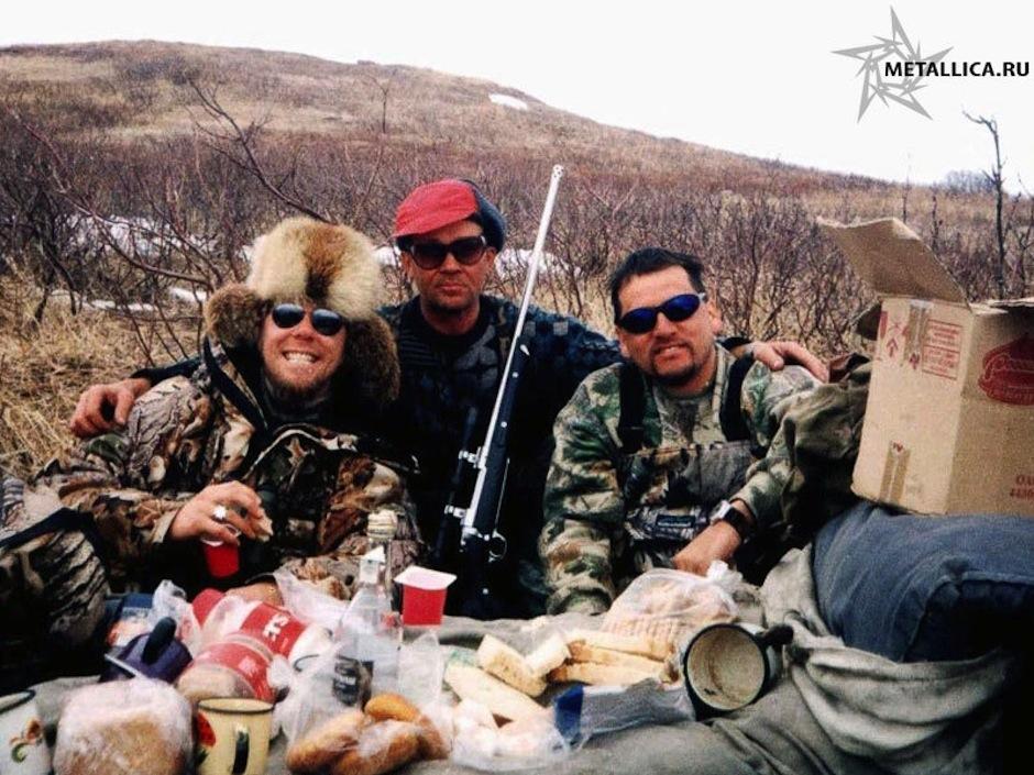 Vocalista de Metallica causa repudio por fotografía cazando osos