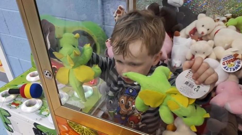 El peque&ntilde;o Jamie qued&oacute; atrapado dentro de la m&aacute;quina de juegos. (Foto: Infobae)
