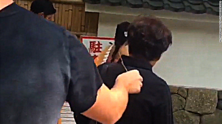 Patrick Swacheneger picaba el oido de una japonesa con un palo para enga&ntilde;arla y pasar un buen rato. (Foto: cnn.com)