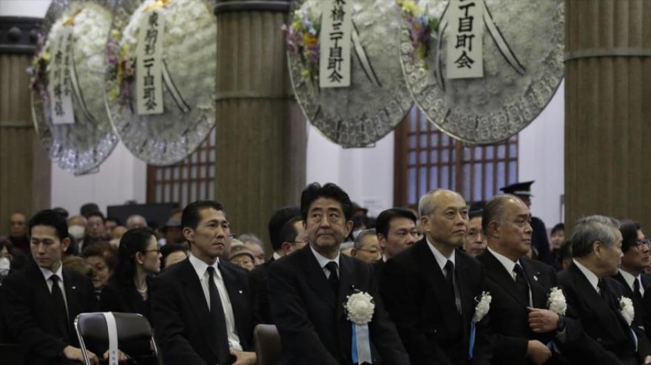 El primer ministro japon&eacute;s, Shinzo Abe, en el memorial anual que se celebra en un cementerio de Tokio. (Foto: HispanTv)