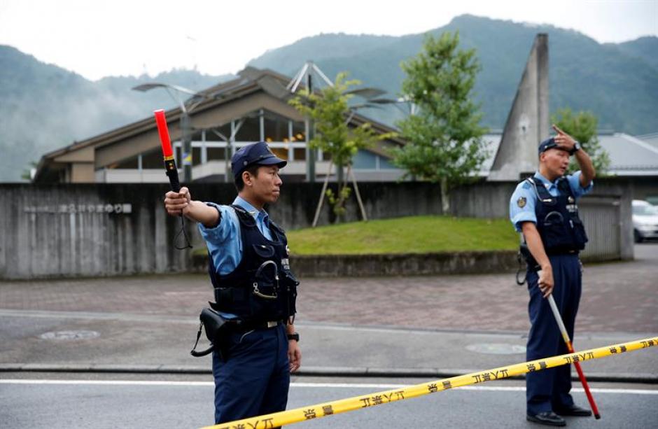 Polic&iacute;as desv&iacute;an los veh&iacute;culos tras el cord&oacute;n policial montado en los alrededores de la masacre. (Foto: EFE)