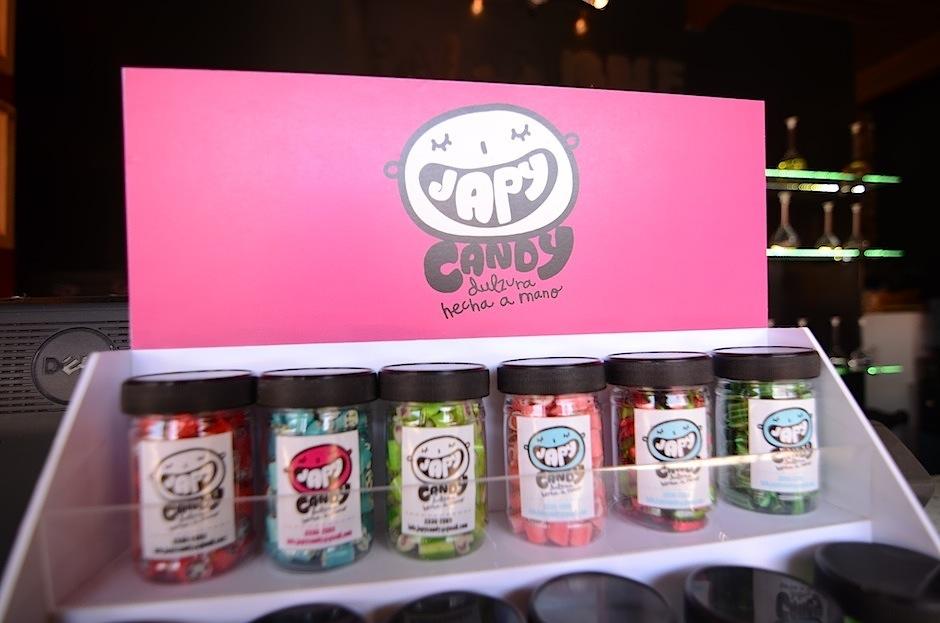 Cada frasco de dulces "Japy Candy" te sacará una sonrisa. &nbsp;Sus dibujos hechos a mano, son una ternura. (Foto: Selene Mejía/Soy502)&nbsp;