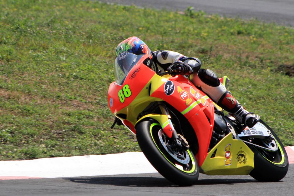 Xavier Beltranena fue el gran ganador en la categor&iacute;a Super Bike expertos. (Foto: Arturo Achoa/FNMG)