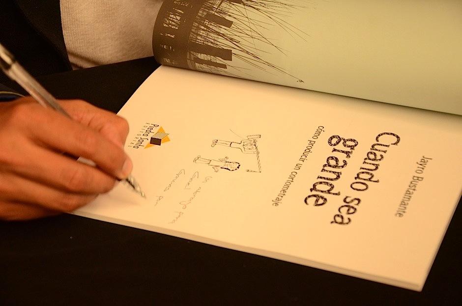 El cineasta guatemalteco Jayro Bustamante lanza su libro "Cuando sea grande", basado en el cortometraje del mismo nombre, para conocer el art ede crear historias visuales. (Foto: Selene Mejía/Soy502)&nbsp;