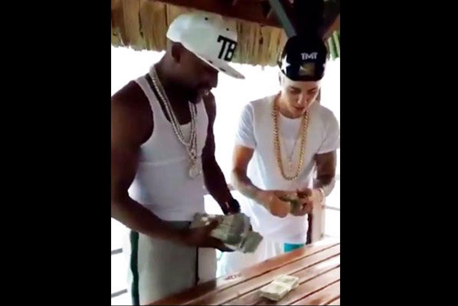Justin Bieber y Floyd Mayweather presumen su fortuna en redes sociales.