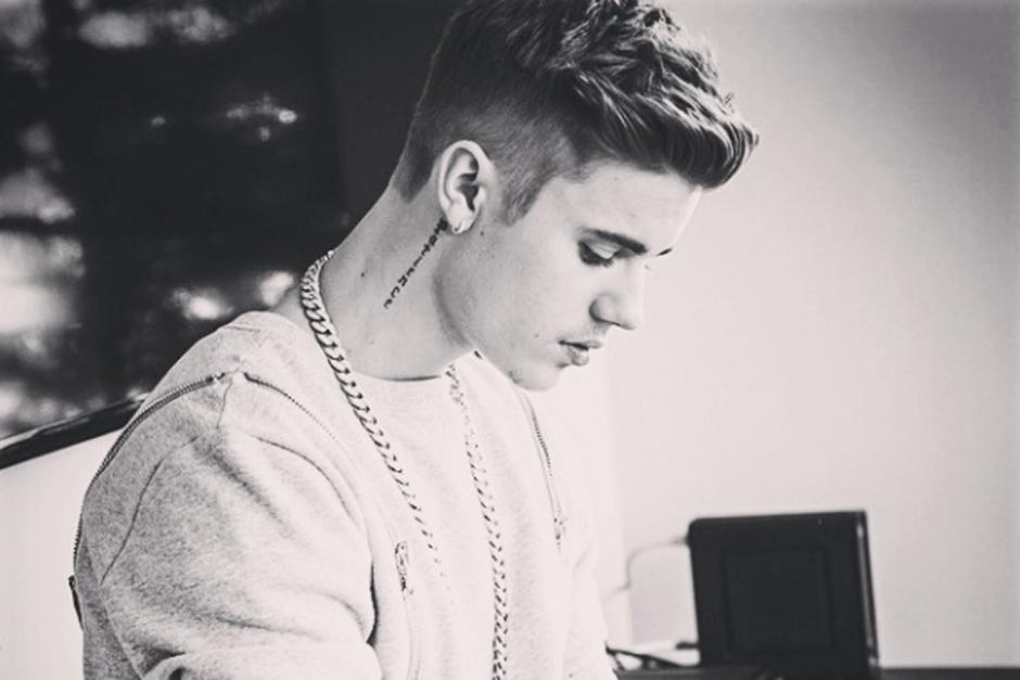 El cantante canadiense practicaba un deporte de riesgo llamado salto de acantilado cuando se lastimó la membrana del oído lo cual lo obligará a pasar por el quirófano.