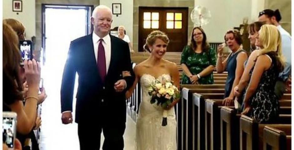 El hombre al que hace ya una d&eacute;cada le trasplantaron el coraz&oacute;n de su padre, Arthur Thomas, condujo a Jeni Stepien al altar. (Foto: ABC/YouTube)