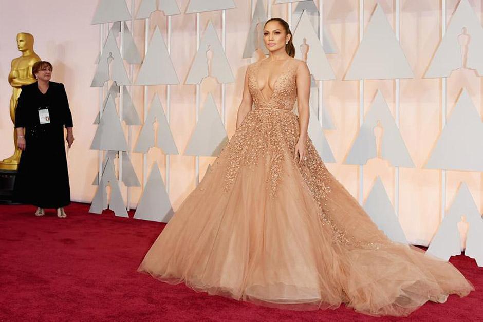 Jennifer L&oacute;pez se rob&oacute; todas las miradas en la alfombra roja presumiendo un amplio escote en su vestido. (Foto E Latino)