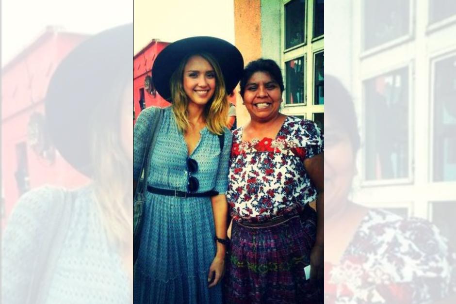 Jessica Alba visit&oacute; varias comunidades de tejedoras en Atitl&aacute;n.