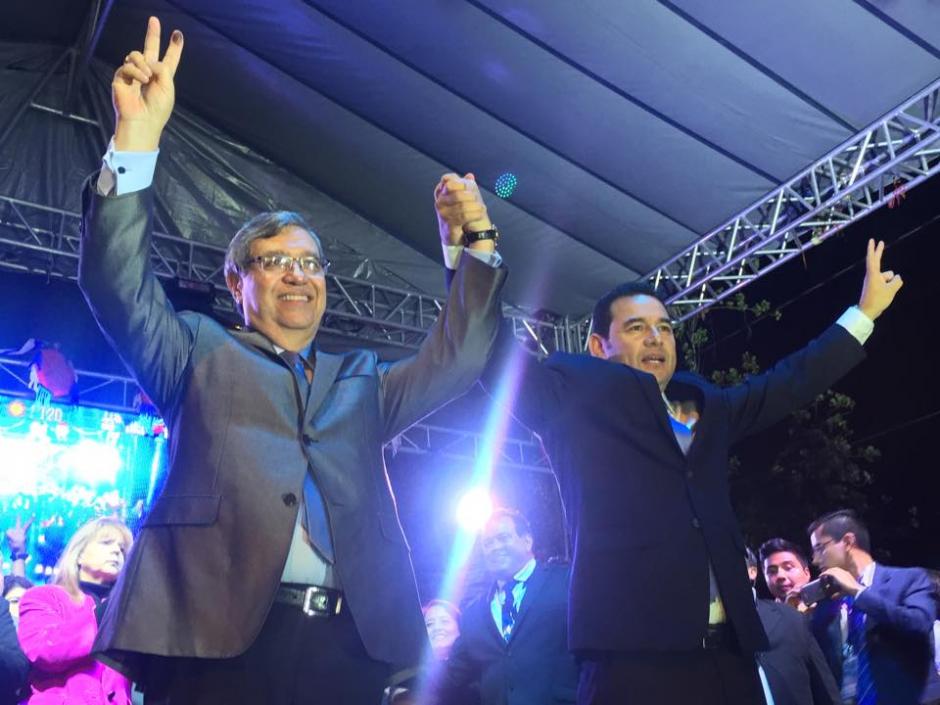 El presidente y el vicepresidente electos, Jimmy Morales y Jafet Cabrera, celebran la victoria en la sede de FCN Naci&oacute;n. (Foto: Jes&uacute;s Alfonso/Soy502)