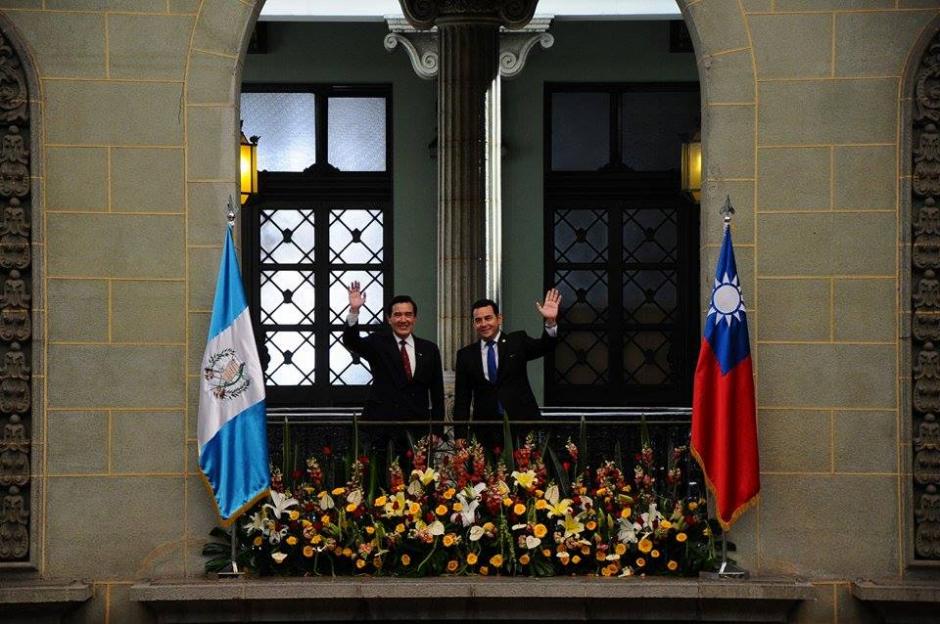 Este fue el saludo oficial de ambos mandatarios. (Foto: Alejando Bal&aacute;n/Soy502)