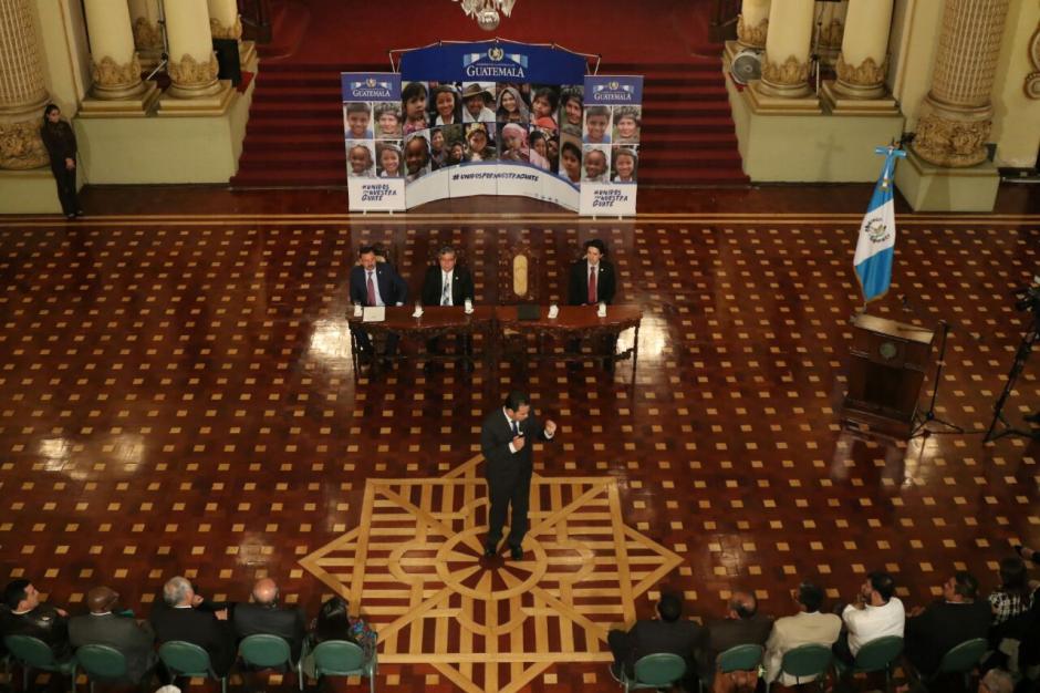 El Gabinete de Gobierno se reuni&oacute; para dar halagos al mandatario. (Foto: Alejandro Balan/Soy502) 