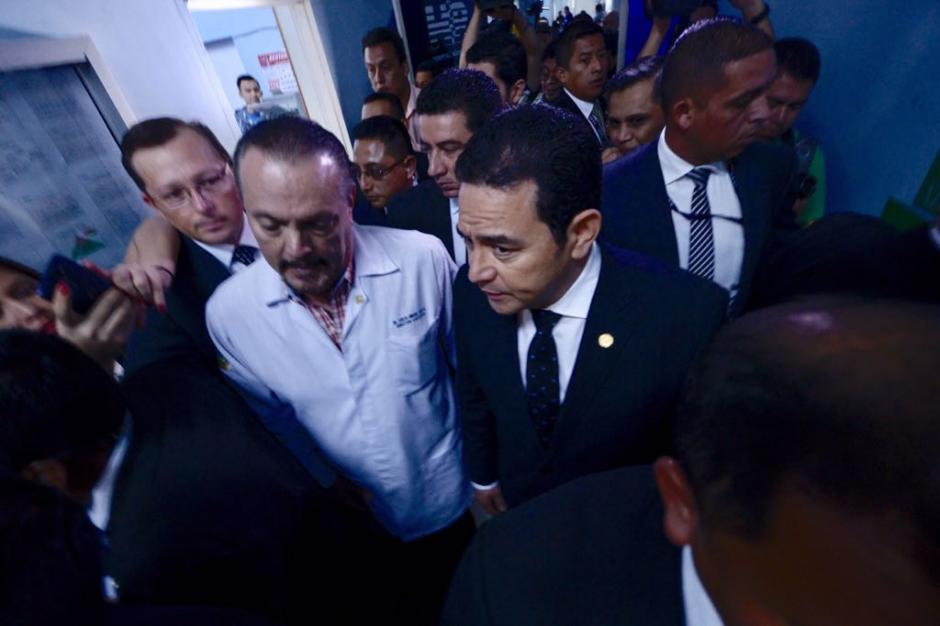 Fue recibido por el director de uno de los hospitales m&aacute;s grandes del pa&iacute;s. (Foto: Jes&uacute;s Alfonso/Soy502) 