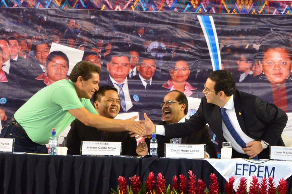 El presidente Jimmy Morales estrecha la mano del l&iacute;der magisterial Joviel Acevedo. (Foto: Jes&uacute;s Alfonso/Soy502)