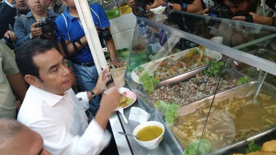 La SAAS abrió a licitación la compra de alimentos para abastecer la Casa Presidencial durante todo el año. (Foto: Jimmy Morales/Twitter)