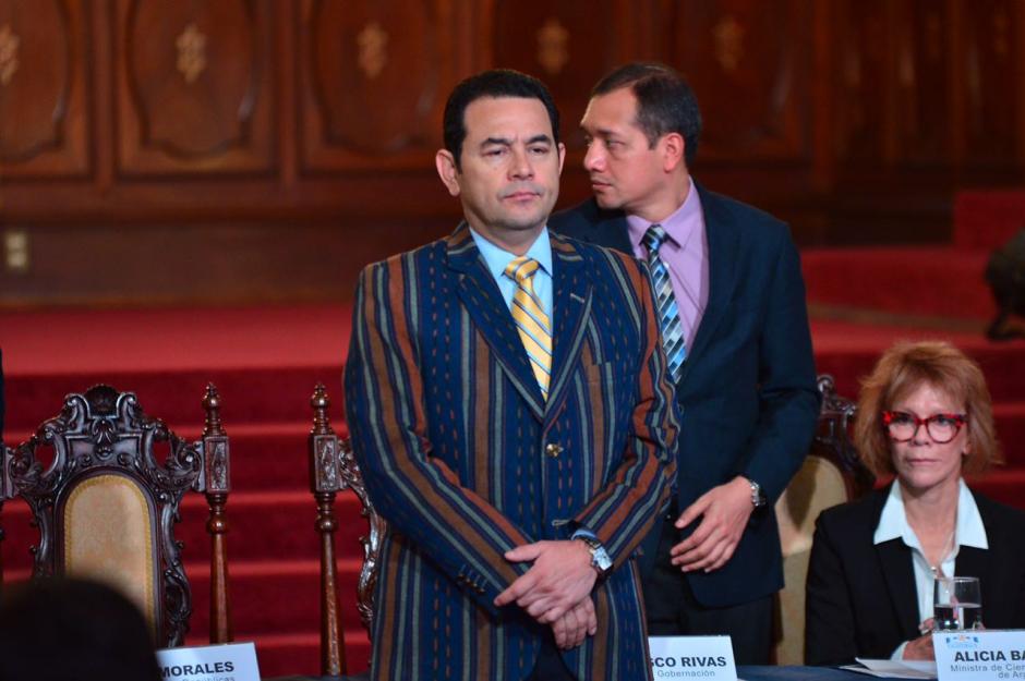 El saco fue un regalo de una comunidad que el mandatario visit&oacute; en 2016. (Foto: Jes&uacute;s Alfonso/Soy502)