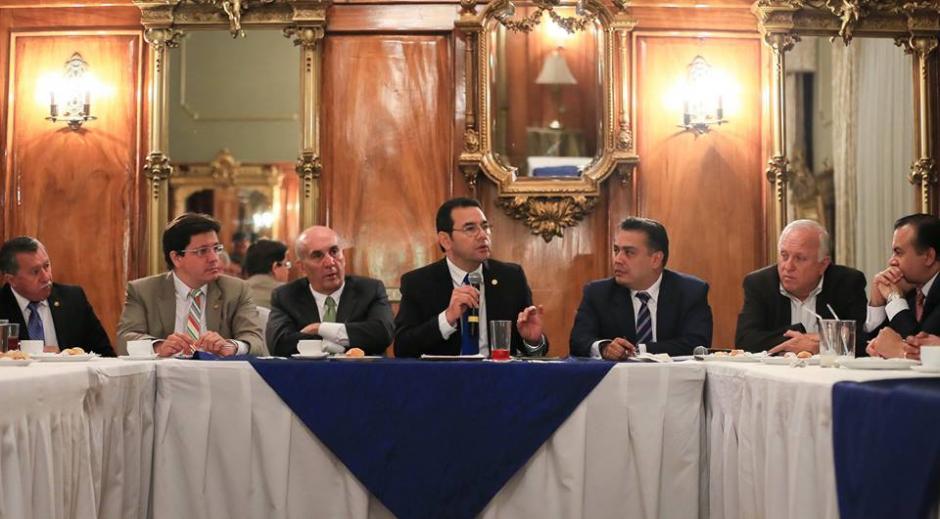 El mandatario le present&oacute; la propuesta a los diputados. (Foto: Gobierno de Guatemala)