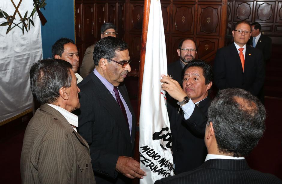 El Ministro de Cultura y Deporte Carlos Batzín coloca la insignia de la Orden del Quetzal en grado de Gran Caballero al pabellón del Medio Maratón de Cobán por sus 40 años. (Foto: Luis Barios/Soy502)