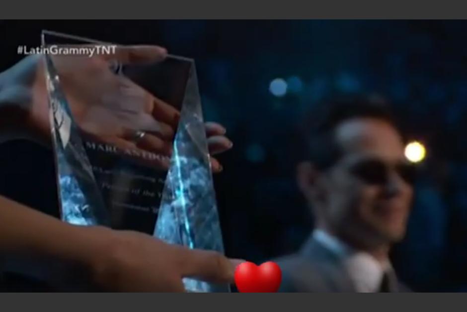 JLo fue la encargada de darle el premio Persona del A&ntilde;o a Marc Anthony. (Foto: TNT)