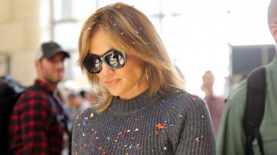 Apenas L&oacute;pez entr&oacute; al aeropuerto, el payaso lanz&oacute; confetti a la estrella latina; aparentemente fue el mismo que repiti&oacute; esta acci&oacute;n con Khlo&eacute; Kardashian.&nbsp;