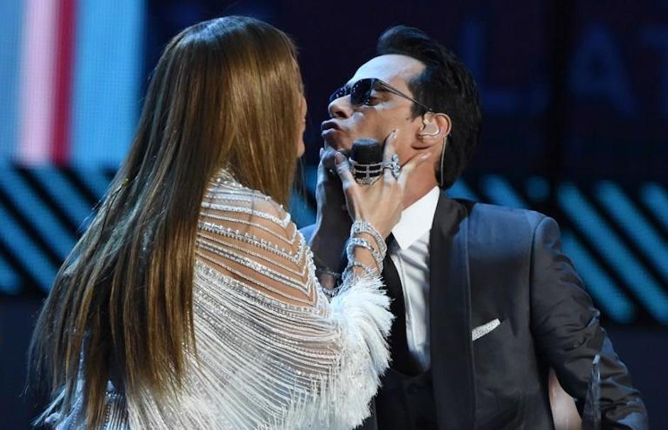 Luego de un emotivo discurso por parte de JLo al cantautor, las estrellas se dieron un beso. (Foto: AFP) 