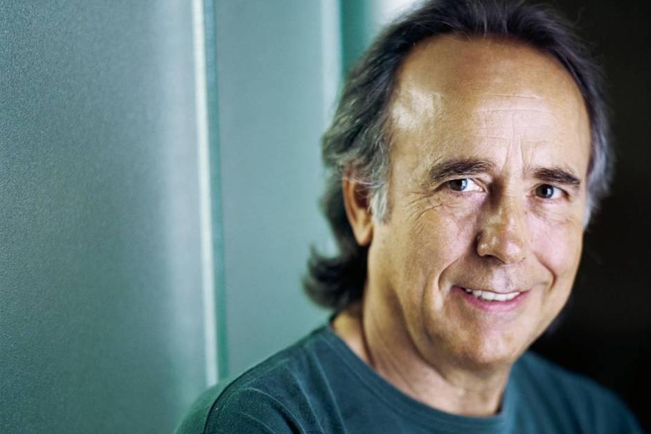 Serrat comenz&oacute; su carrera a mediados de la d&eacute;cada de 1960, cantando en un programa de radio espa&ntilde;ol y grabando sus primeros discos, hasta que en 1969 sac&oacute; un &aacute;lbum dedicado al poeta espa&ntilde;ol Antonio Machado con el que logr&oacute; gran popularidad en su pa&iacute;s y Latinoam&eacute;rica.