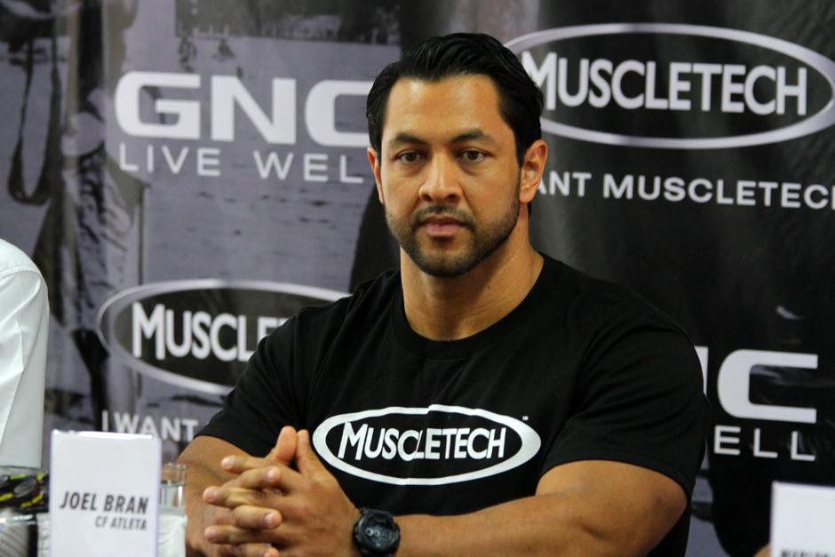 El crossfitter guatemalteco Joel Bran firma convenio de patrocinio con Muscletech por medio de GNC Guatemala. (Foto: Luis Barrios/Soy502)