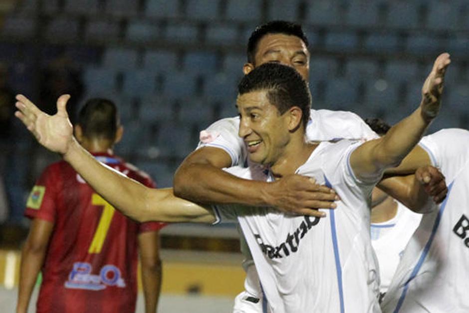 El defensor paraguayo, Joel Ben&iacute;tez, sufre de ampollas en los dedos pulgares de ambos pies por lo que es duda para los albos en el duelo de este mi&eacute;rcoles frente a Petapa. (Foto: Soy502)