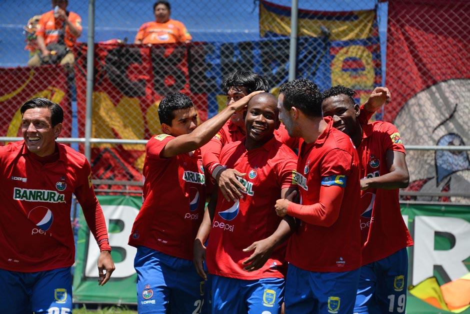 Los rojos festejan el gol de Darwin Oliva que abri&oacute; el marcador ante Marquense. (Foto: Johan Ordo&ntilde;ez/Nuestro Diario)