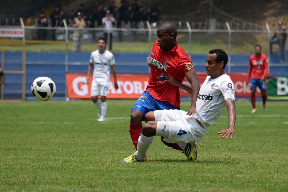 Darwin Oliva y Wilson Lal&iacute;n en plena disputa del bal&oacute;n en el cl&aacute;sico 278. (Foto: Nuestro Diario)