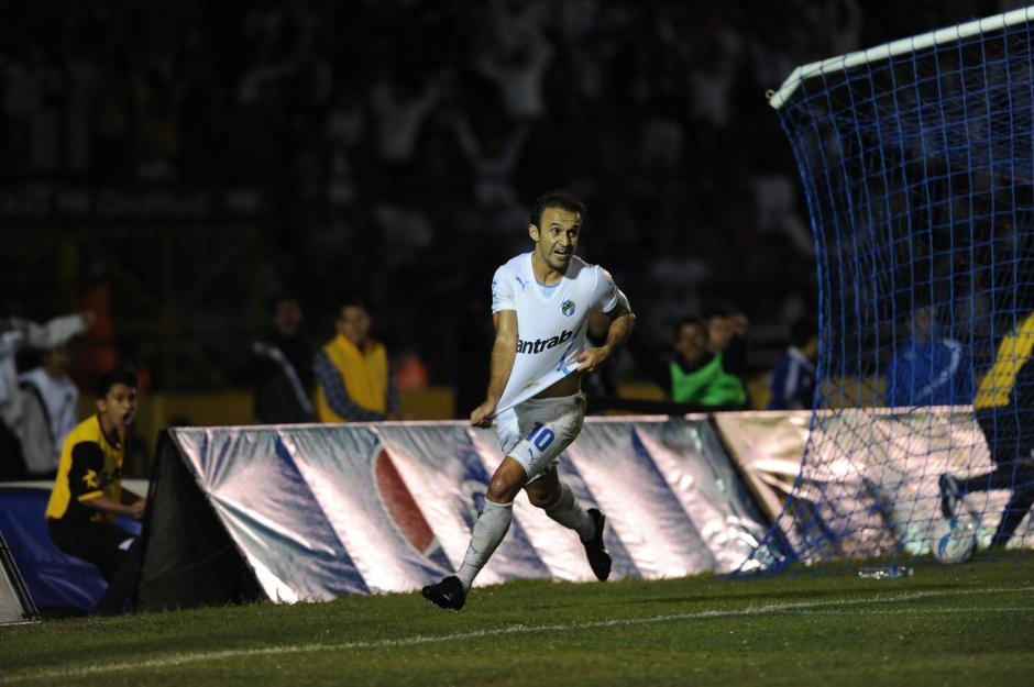 El "Moyo" Contreras se anticip&oacute; a su marca y le dio vida otra vez a Comunicaciones en la gran final. (Foto: Nuestro Diario)