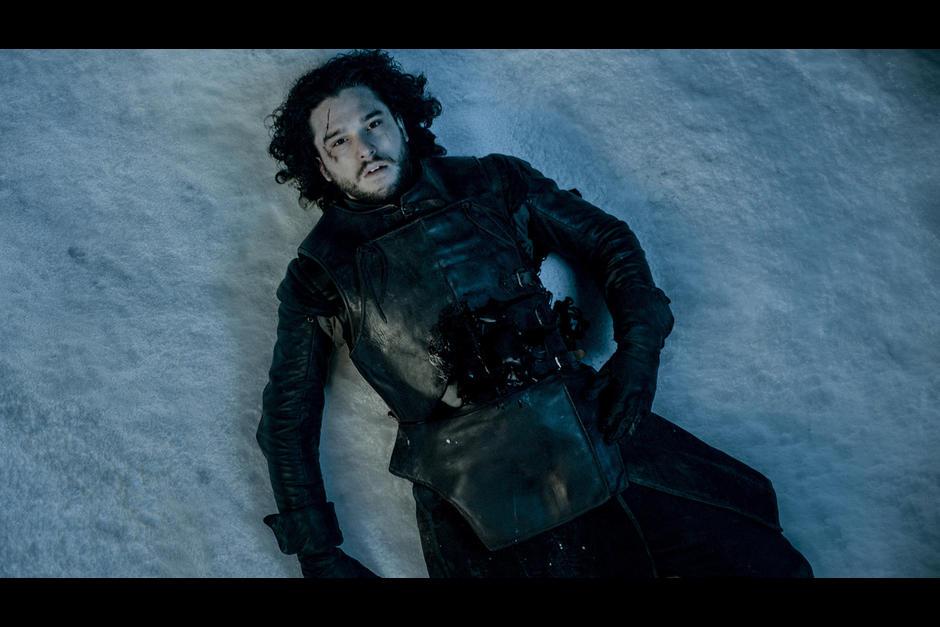 El personaje de Jon Snow pas&oacute; un d&iacute;a muerto en la serie tras ser apu&ntilde;alado al final de la quinta temporada. (Foto: Popsugar.com)