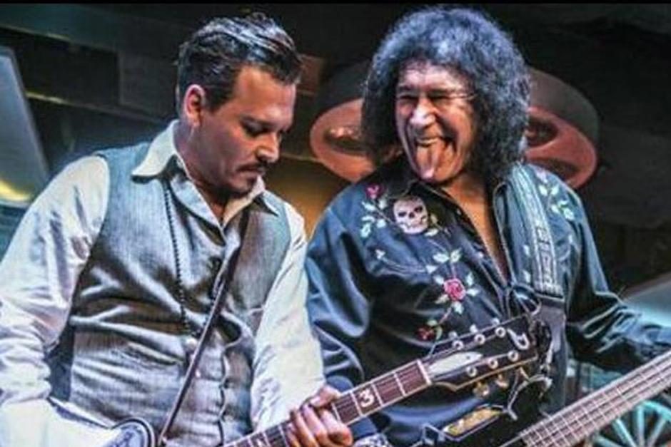 No es la primera vez que el actor sube al escenario con un artista de rock.