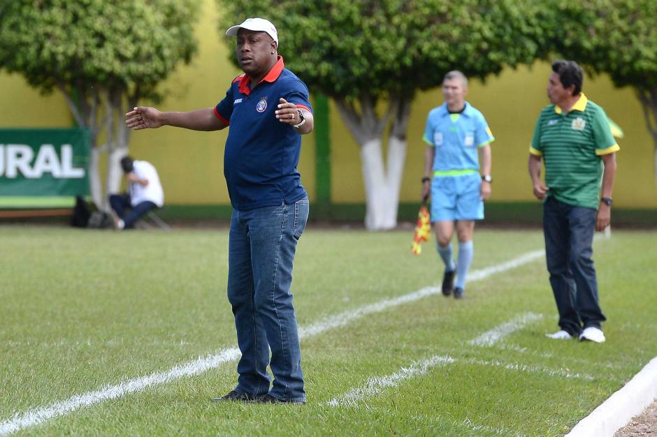 El t&eacute;cnico costarricense, Hern&aacute;n Medford, manifest&oacute; tras el partido que "pon&iacute;a su cargo a disposici&oacute;n", luego de siete jornadas sin ganar. (Foto: Nuestro Diario)