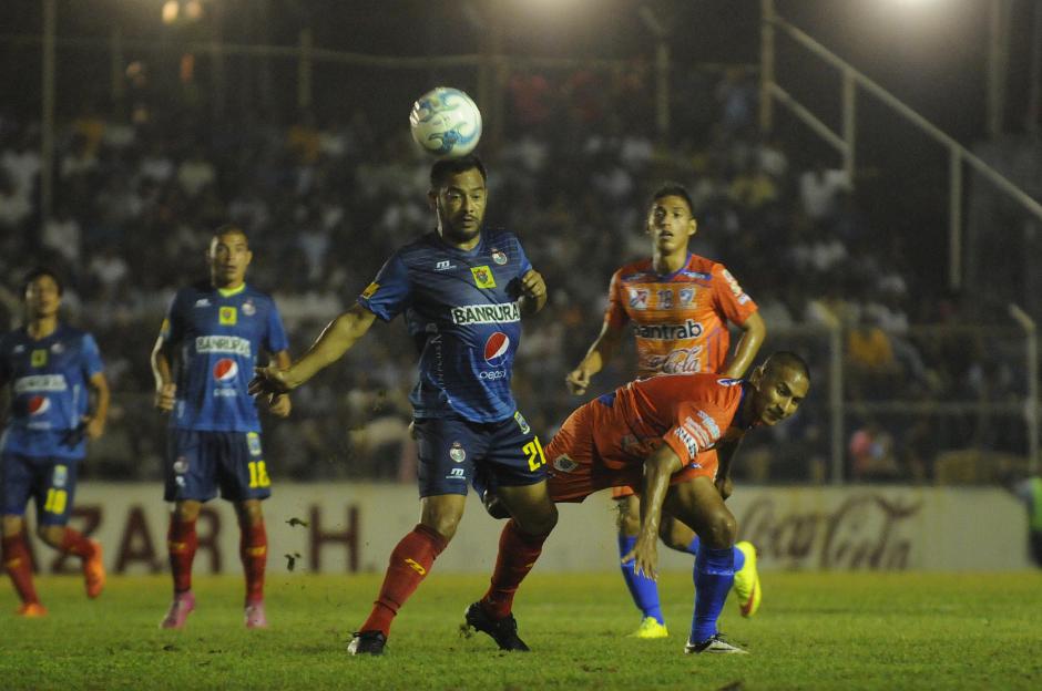 Carlos Ruiz comand&oacute; el ataque de Municipal en Mazatenango. Los rojos jugaron mejor, pero les falt&oacute; contundencia. (Foto: Nuestro Diario)