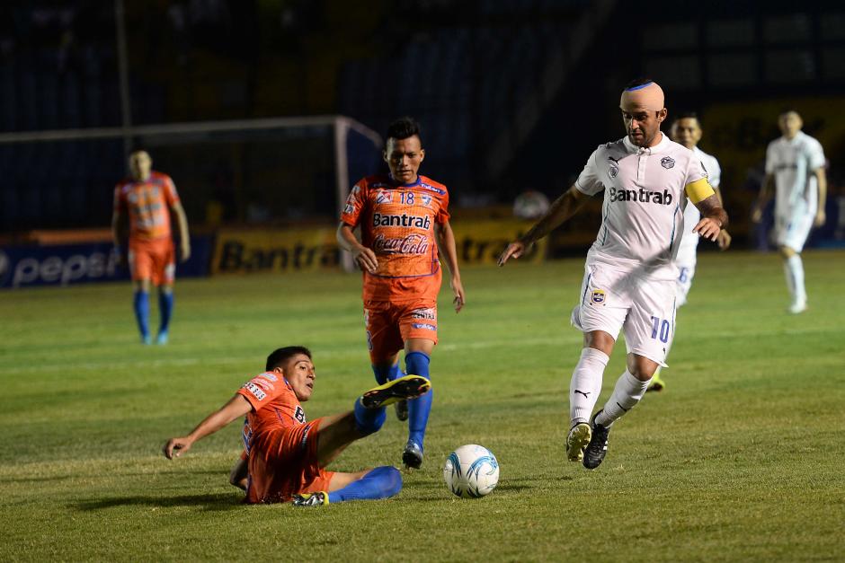 Jos&eacute; Contreras hizo la primera asistencia de gol para Comunicaciones en la final de ida ante Suchi.  (Foto: Sergio Mu&ntilde;oz/Nuestro Diario)