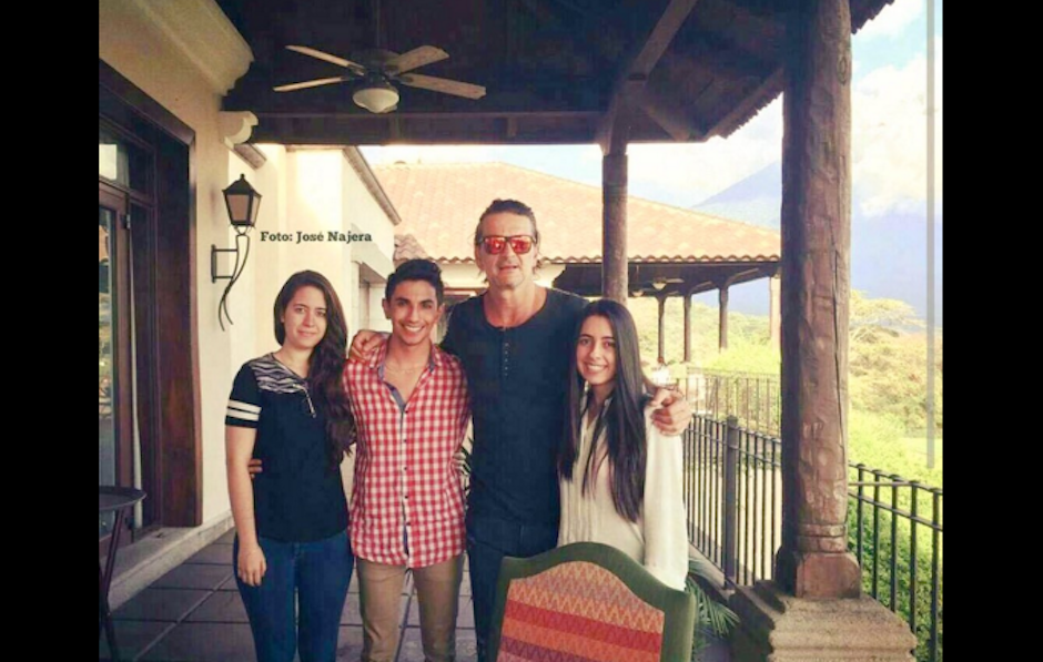 Ricardo Arjona se encuentra en Guatemala y sus fanáticos aprovecharon para tomarse una selfie con nuestro #Orgullo502. (Foto: José Nájera)&nbsp;