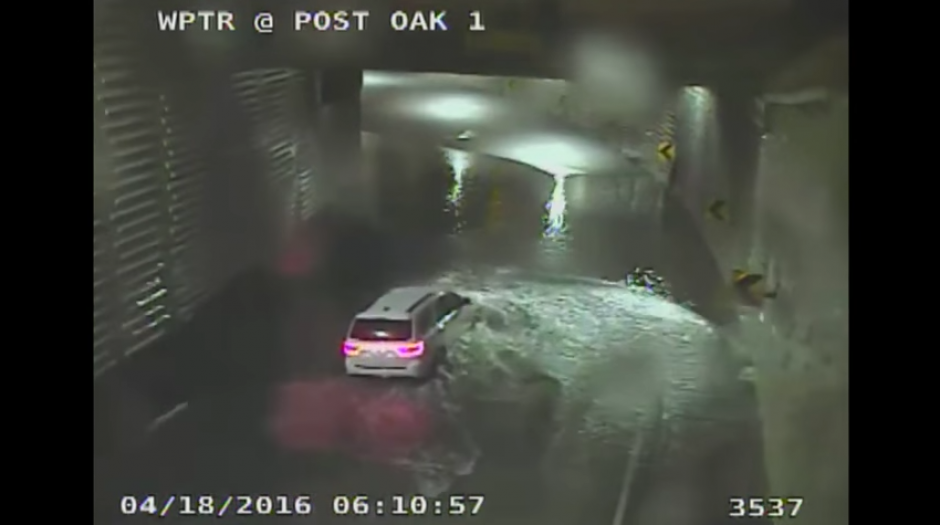 Una joven muere ahogada por intentar cruzar un t&uacute;nel inundado. (Captura de pantalla: YouTube)