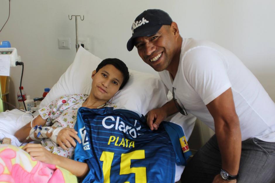 El exjugador de Municipal, Juan Carlos "el Pin" Plata, le regal&oacute; al joven Bryan Mont&uacute;far una camisola de los rojos con el n&uacute;mero 15. Bryan cumpli&oacute; su sue&ntilde;o: conocer al "Pin". (Foto: Fundaci&oacute;n Erick Quiroa, Alas por un sue&ntilde;o)