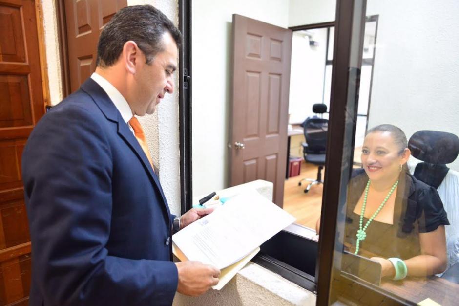 Juan Carlos R&iacute;os, secretario de la Fedefutbol entreg&oacute; documento ante el Tribunal de Honor de CDAG. (Foto: Jes&uacute;s Alfonso/Soy502)