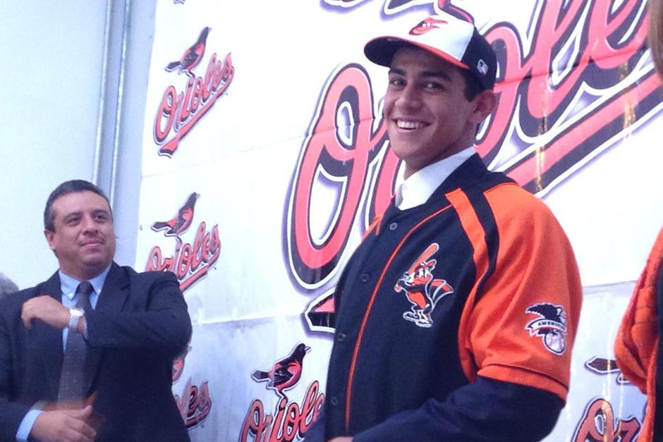 Juan Diego Montes firm&oacute; ayer por 7 a&ntilde;os con la organizaci&oacute;n de los Orioles de Baltimore. (Facebook Juan Diego Montes)