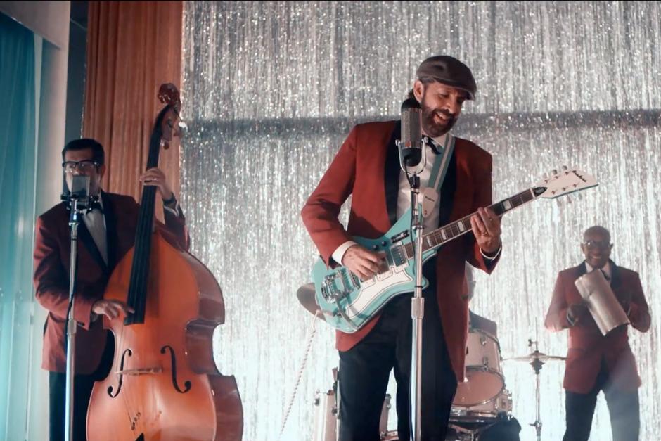 "Tus besos" se estren&oacute; el pasado 25 de agosto y salt&oacute; a la posici&oacute;n n&uacute;mero cinco de la lista Latin Airplay de Billboard.