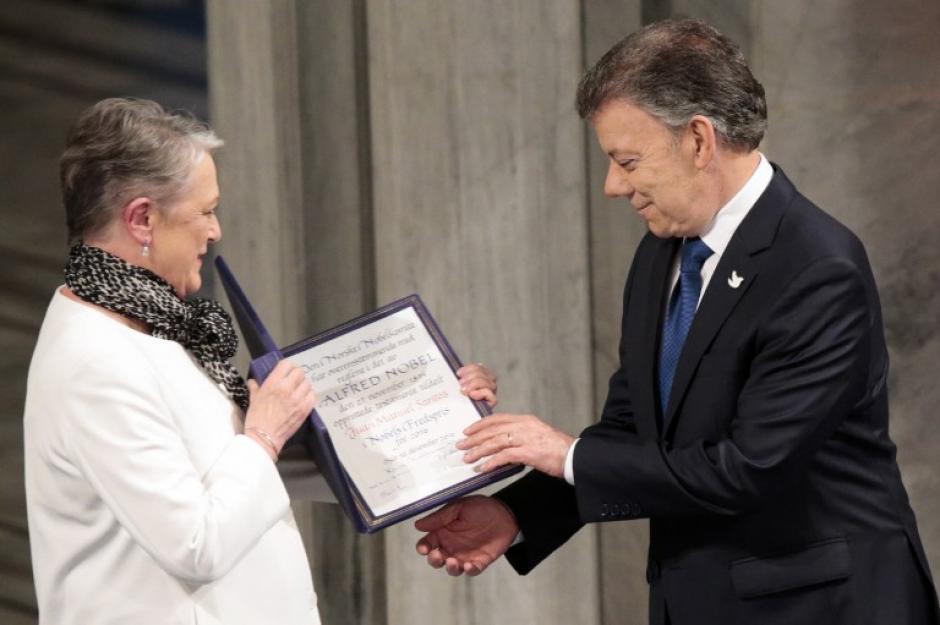El presidente de Colombia, Juan Manuel Santos, recibe el premio Nobel de la Paz. (Foto: AFP)