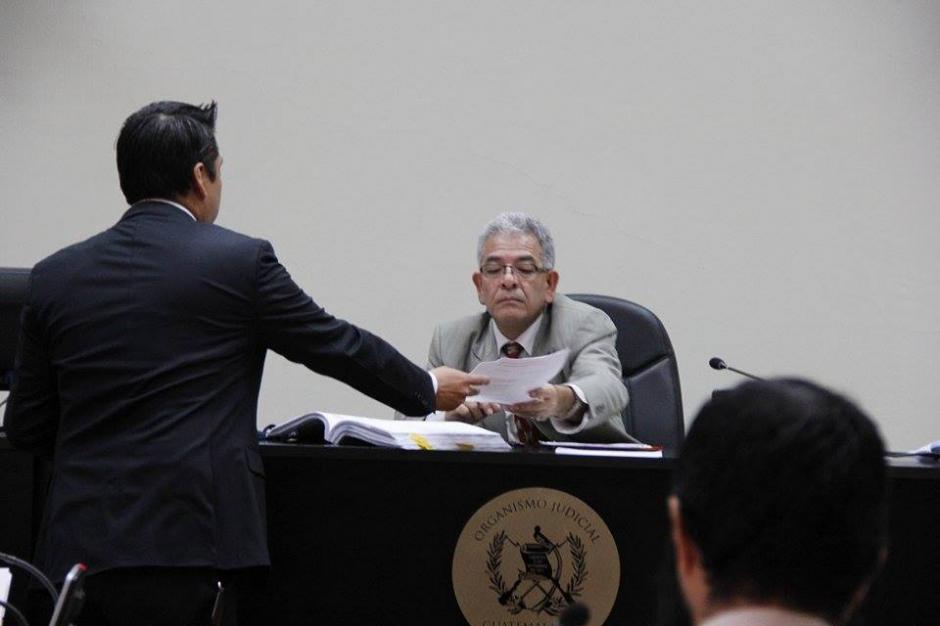 El abogado de Roxana Baldetti, Mario Cano, presenta en el juzgado un informe para que su patrocinada sea llevada a un centro asistencial. &nbsp;(Foto: &nbsp;Jorge Sente/Soy502)&nbsp;