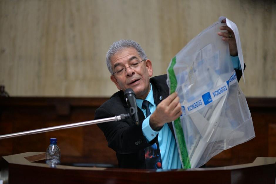 El Juez Miguel &Aacute;ngel G&aacute;lvez muestra la r&eacute;plica de "La Balita". (Foto: Wilder L&oacute;pez/Soy502)