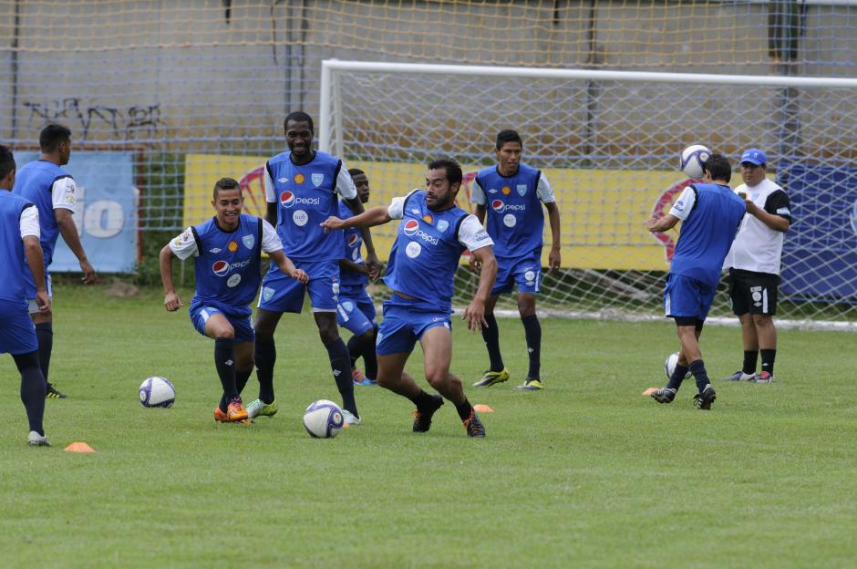 Carlos el Pescado Ruiz, en la pr&aacute;ctica de la selecci&oacute;n. (Foto: Soy502)