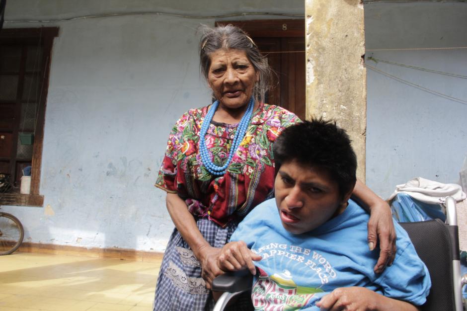 Do&ntilde;a Julia y Juan Carlos conmovieron a los guatemaltecos por su historia de amor incondicional. (Foto: Fredy Hern&aacute;ndez/Soy502)