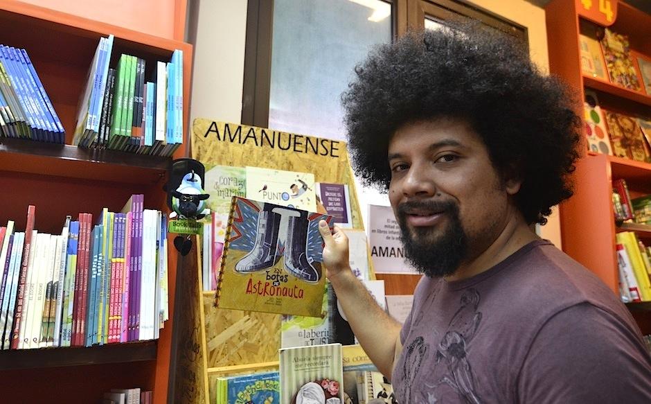 El escritor y poeta Julio Serrano presenta su libro "En botas de astronauta". (Foto: Selene Mej&iacute;a/Soy502) 